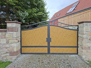 Hoftor mit Füllung