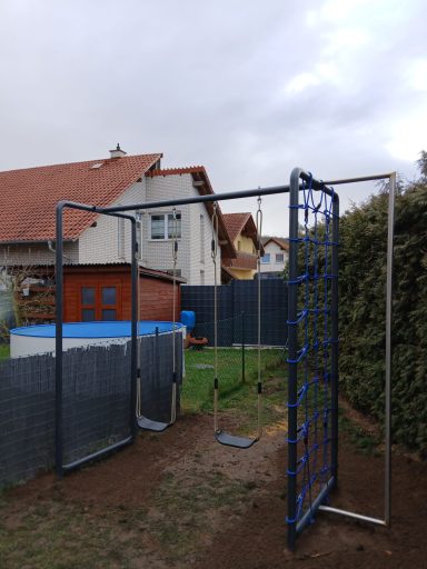 Klettergerüst mit Netz und Schaukel