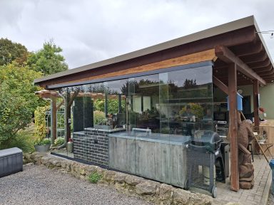 Wind-und Wetterschutzwand